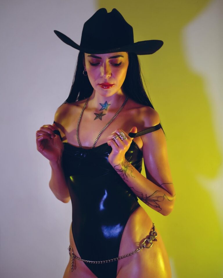 Aluna Nude 3